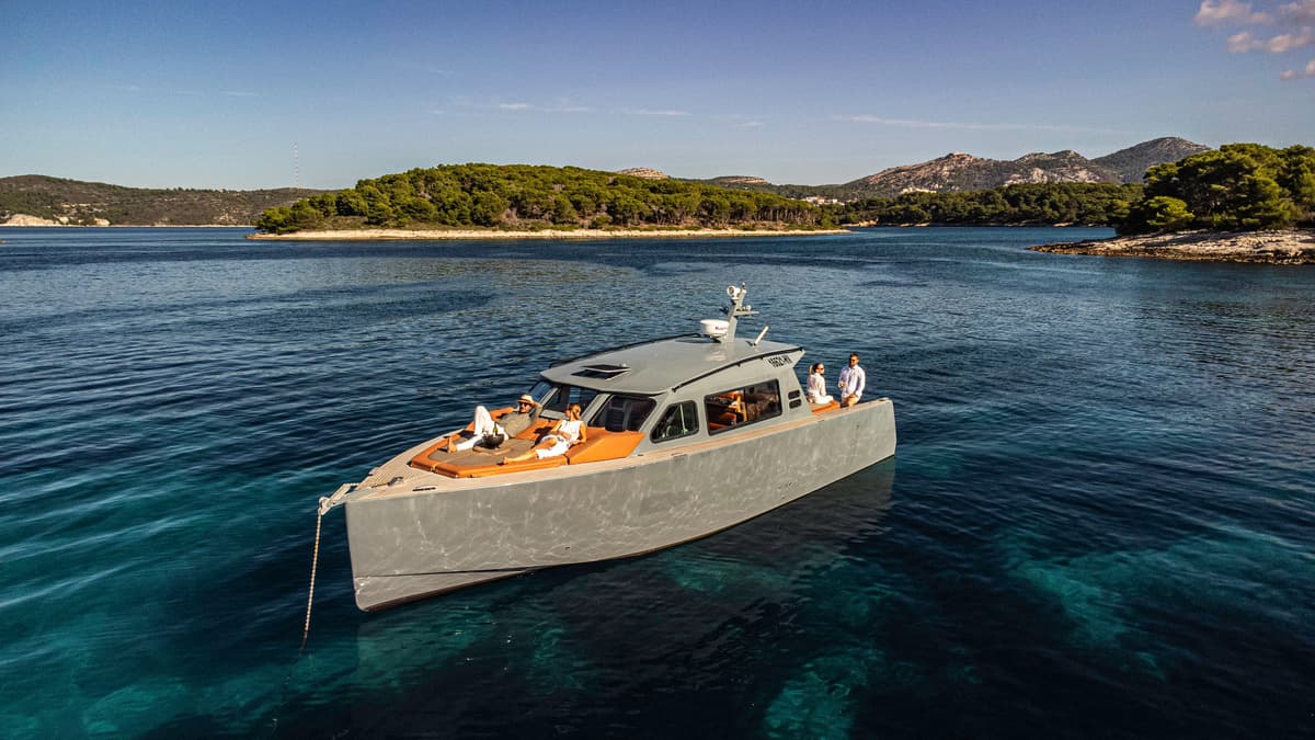 Axiom C45 Cabin luksuzni motorni brod s kabinom — charter Hvar