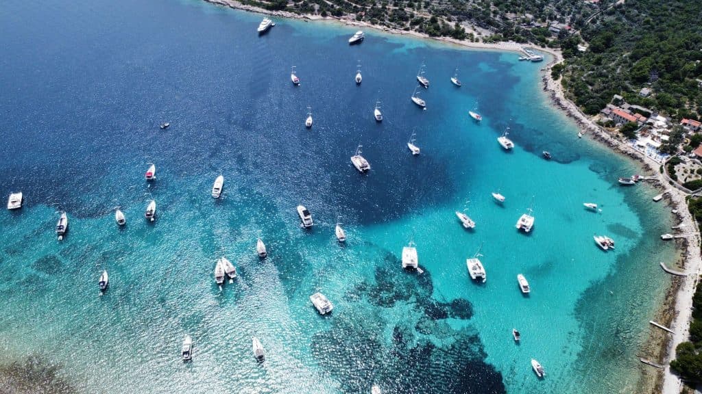 Brod na putu prema Drveniku Mali Bijela Laguna Trogir