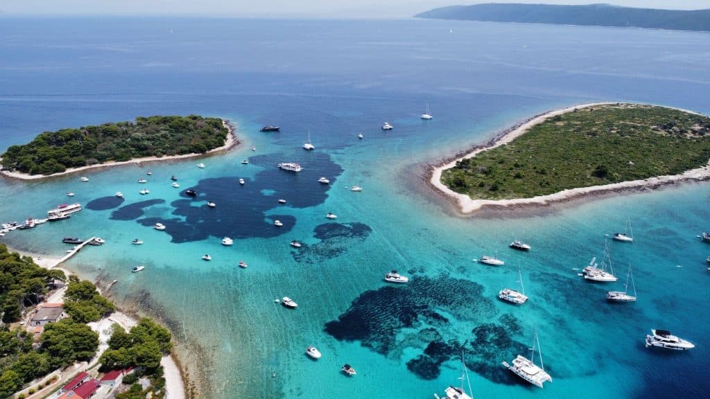 Plava laguna Krknjaši tirkizno more iz broda