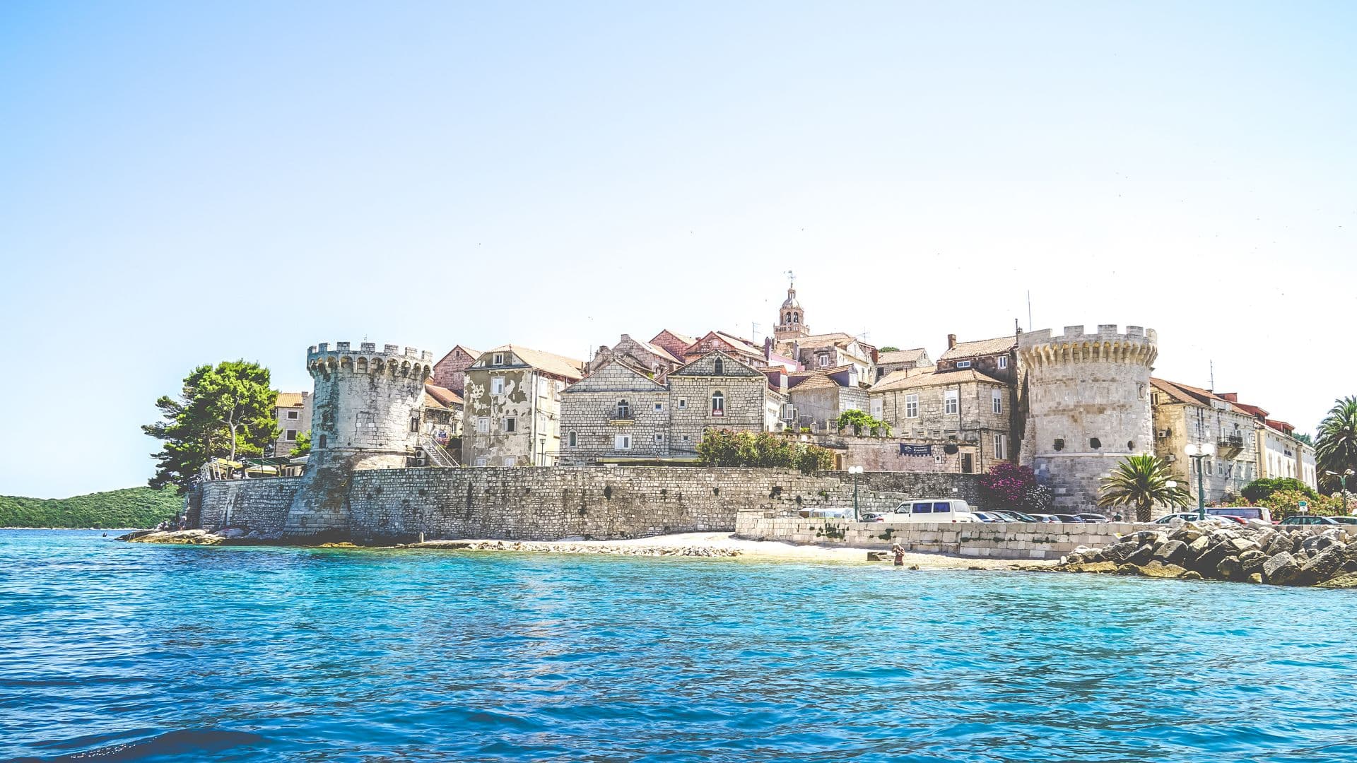 Pogled na stari grad Korčulu i okolni arhipelag s mora