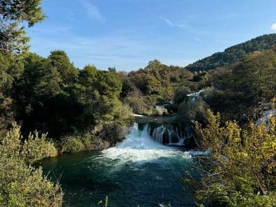 Tradicionalni drveni brod na putu prema NP Krka