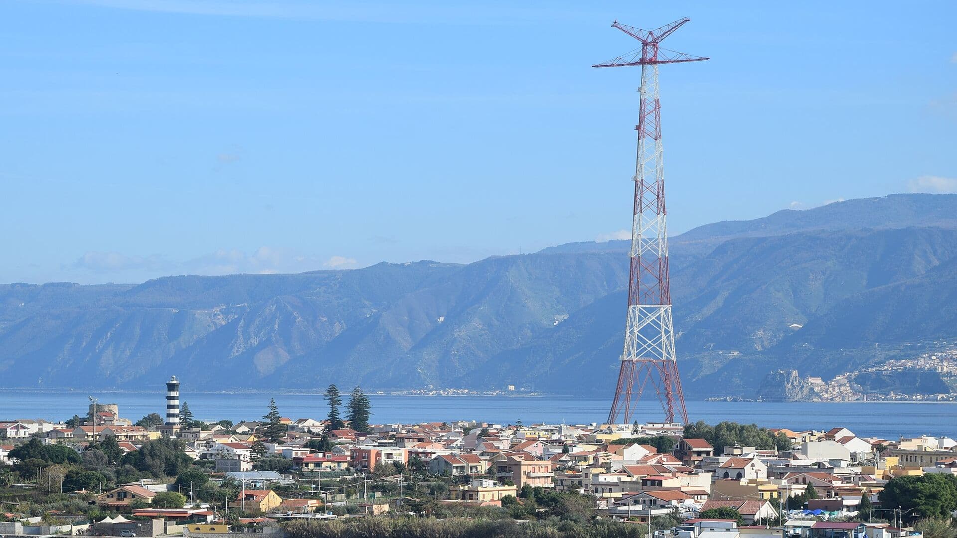 Pilon u Torre Faru kod Messine, viđen s laguna Ganzirri i Faro