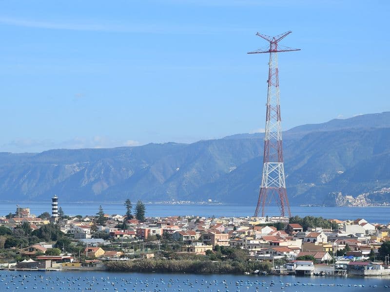Pilon u Torre Faru kod Messine, viđen s laguna Ganzirri i Faro