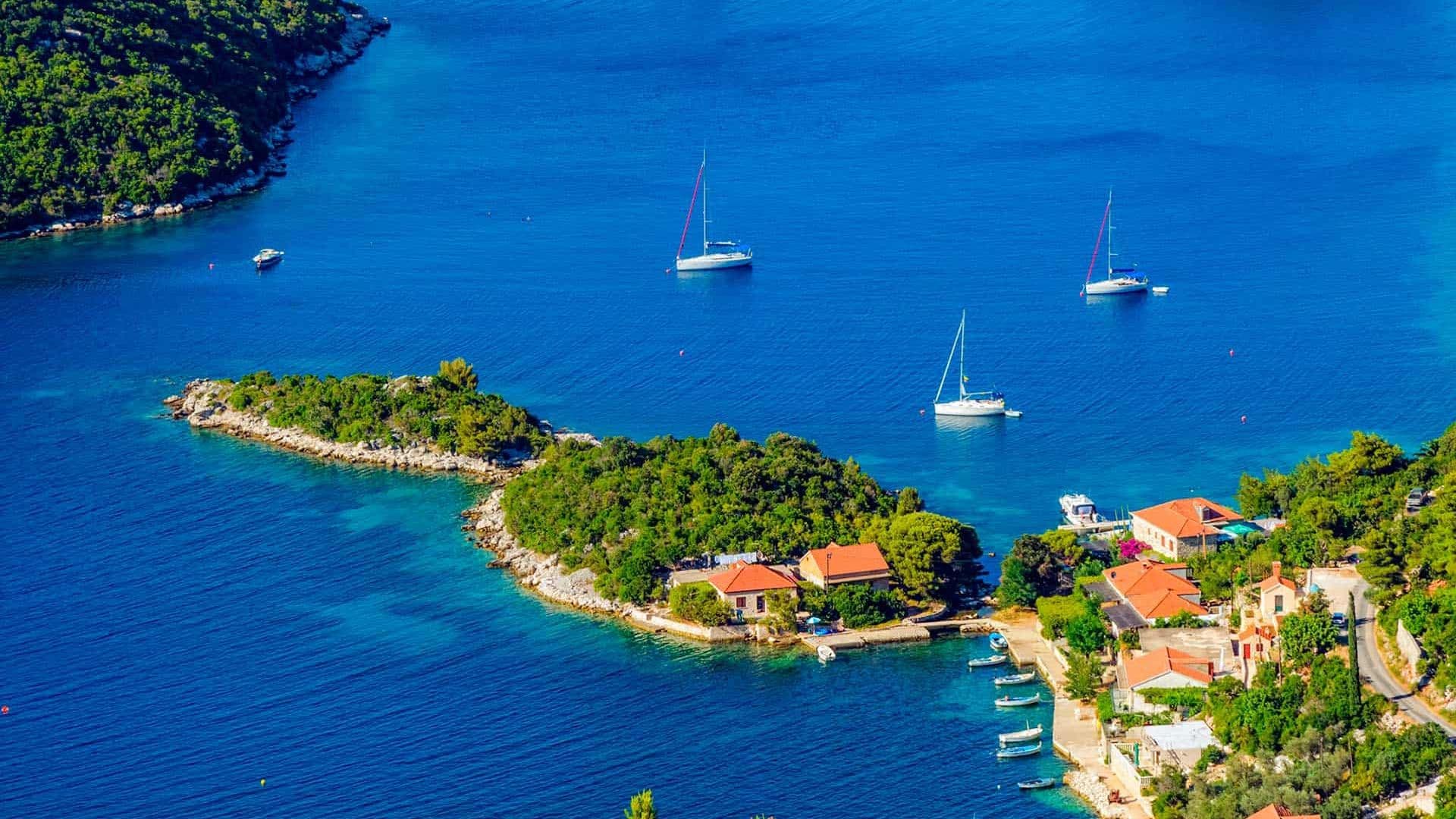 Brod usidren u prirodnoj luci Polače otok Mljet Dubrovnik