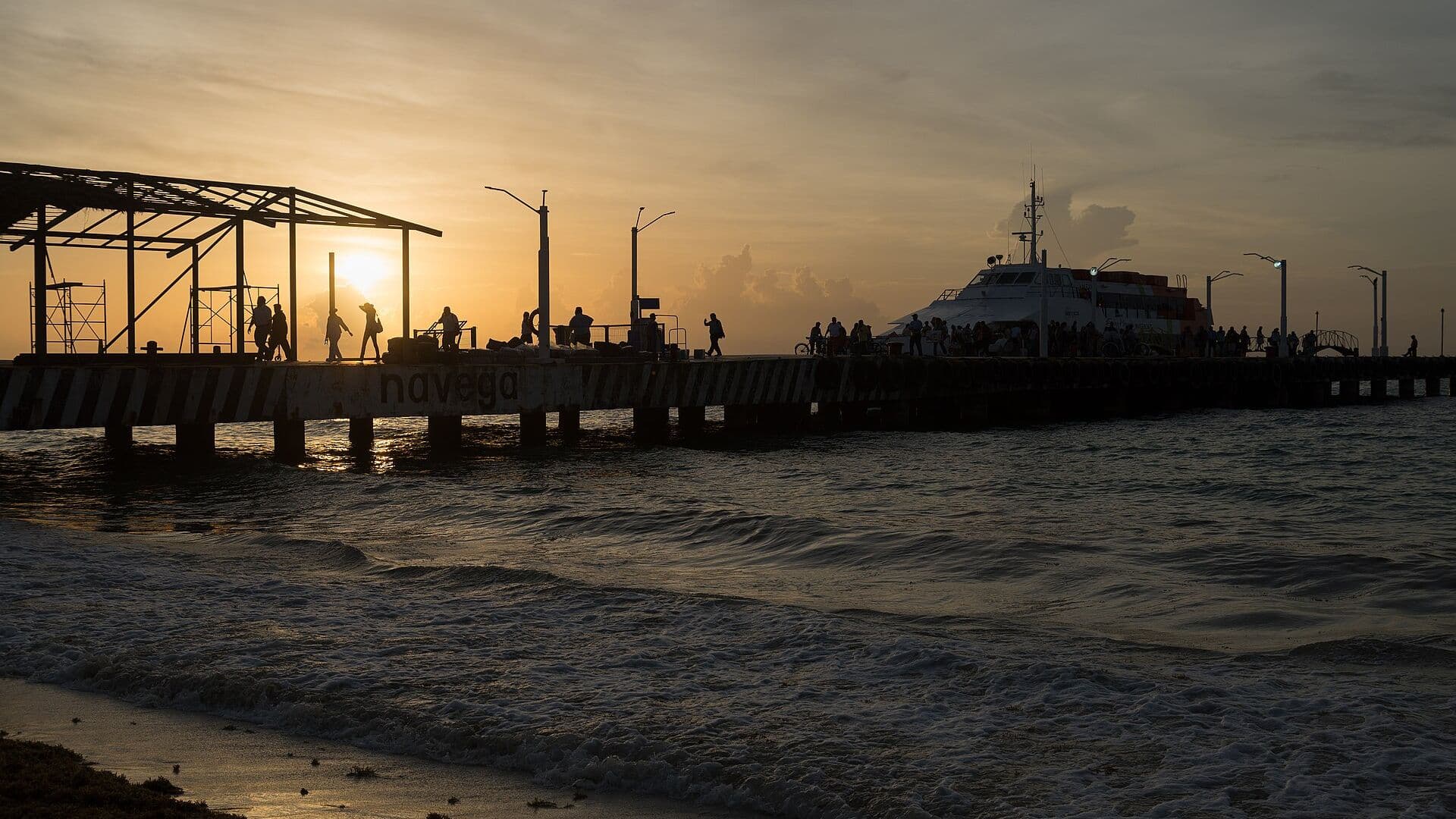 Trajekt za Cozumel u zoru na obali Playa del Carmena