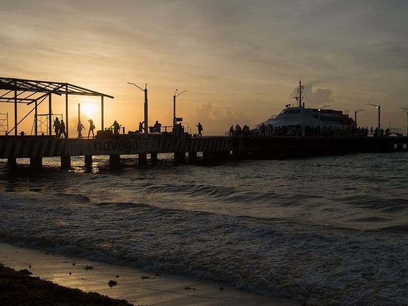 Trajekt za Cozumel u zoru na obali Playa del Carmena