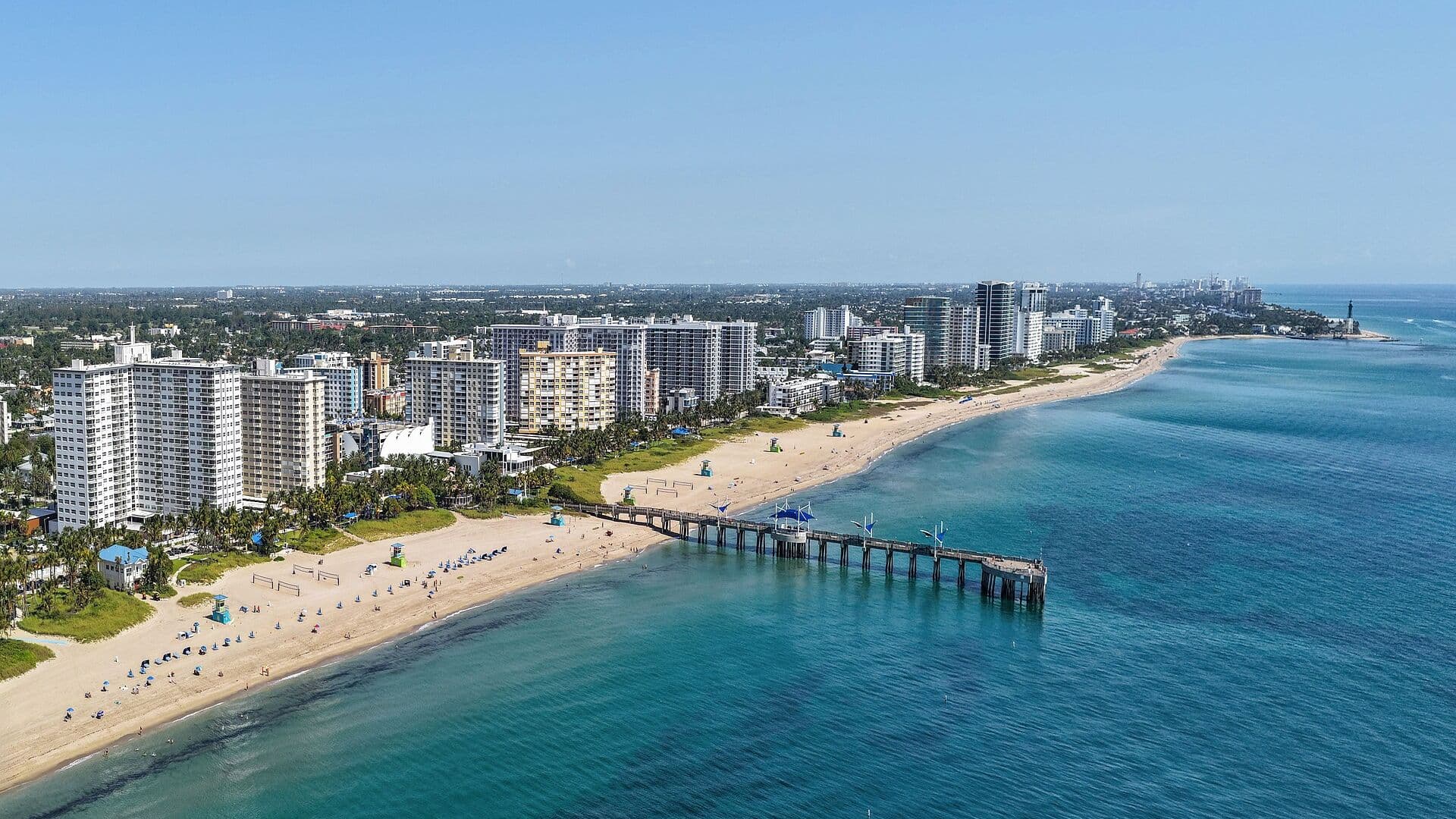 Plaža i novi mol u Pompano Beachu na Floridi iz zraka, u pozadini svjetionik Hillsboro