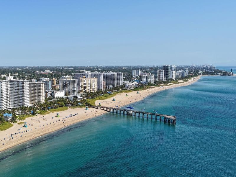 Plaža i novi mol u Pompano Beachu na Floridi iz zraka, u pozadini svjetionik Hillsboro