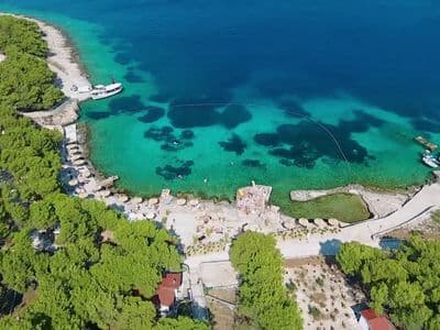 Panorama otoka Zlarina poznatog po koraljima