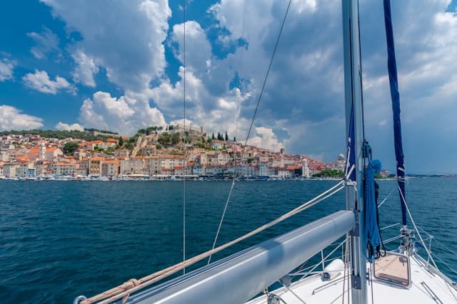 Pogled na Šibenik s mora i brodove u prolazu