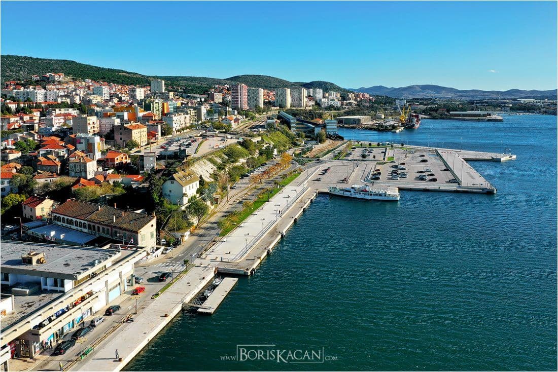 Šibenik marina — brodovi u luci pred starim gradom