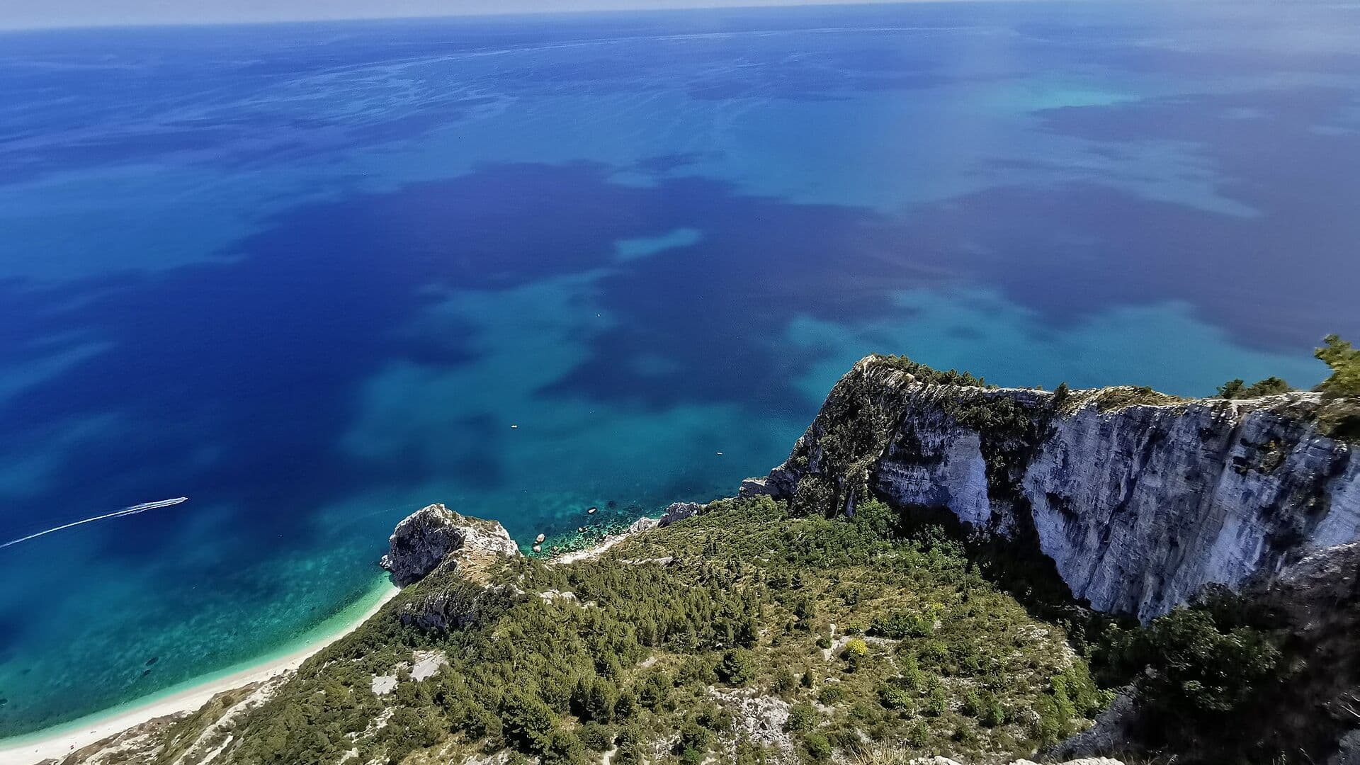 Pogled s litica Monte Conera na tirkizno more i plažu kod Sirola