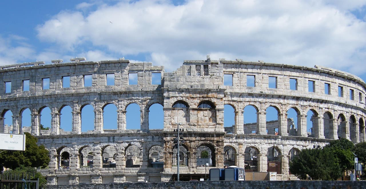 Arena Pula i nautička luka