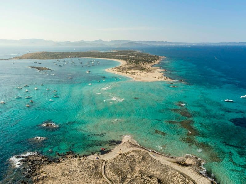 Pogled iz zraka na uvalu i plažu ninskog arhipelaga