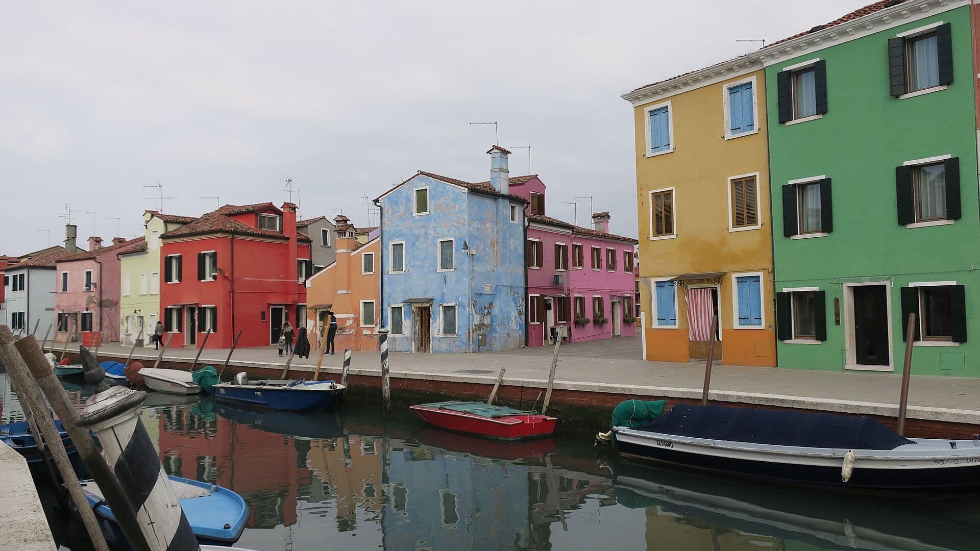 Kanal s brodicama i šarenim kućama na otoku Burano u Venecijanskoj laguni