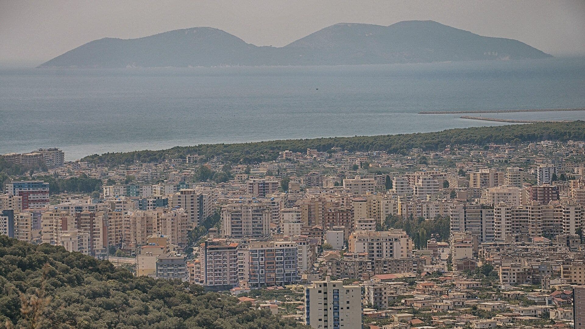 Pogled na Vlorë i otok Sazan u Vlorskom zaljevu