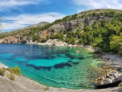 Uvala Zarace na otoku Hvaru — skrivena plaža