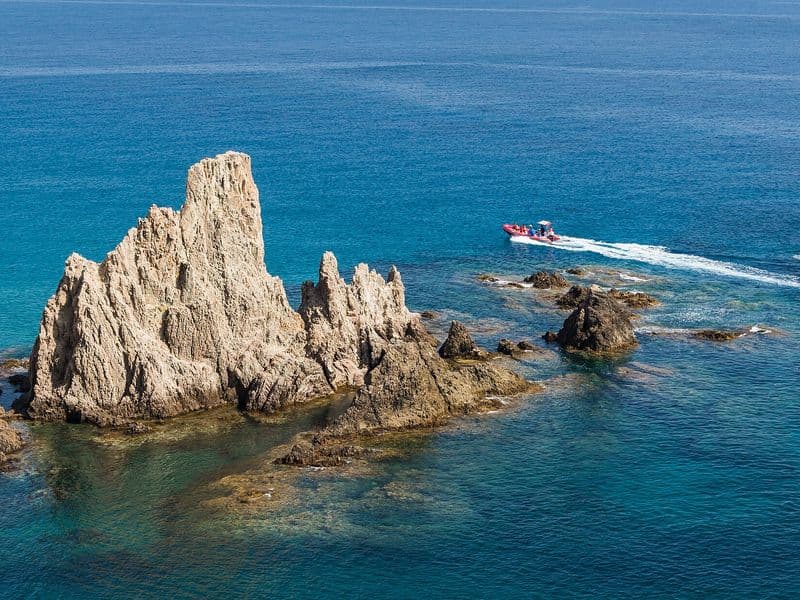 Gumenjak među stijenama na obali parka prirode Cabo de Gata kod Almeríje