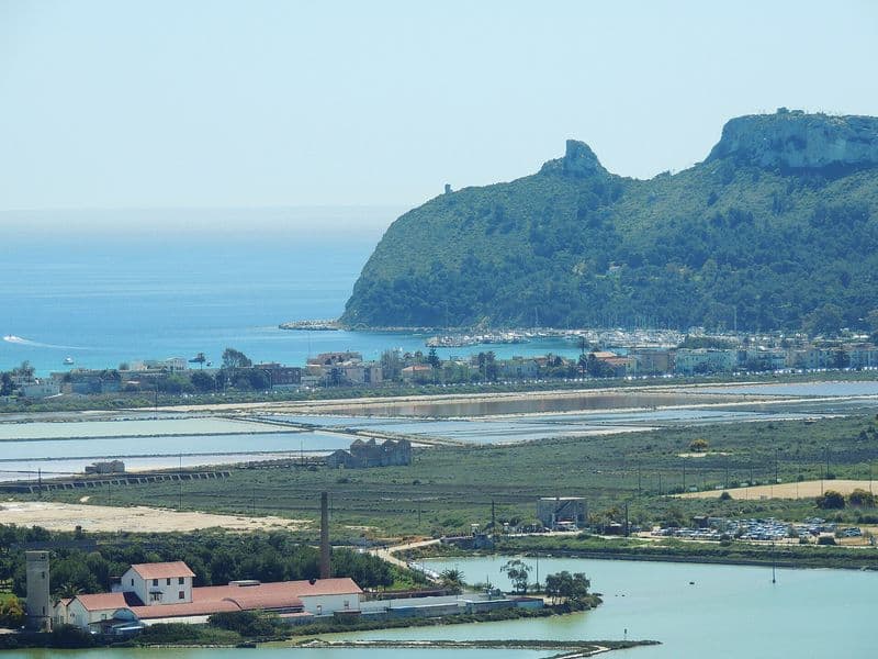 Sella del Diavolo i Marina Piccola iznad plaže Poetto u Cagliariju