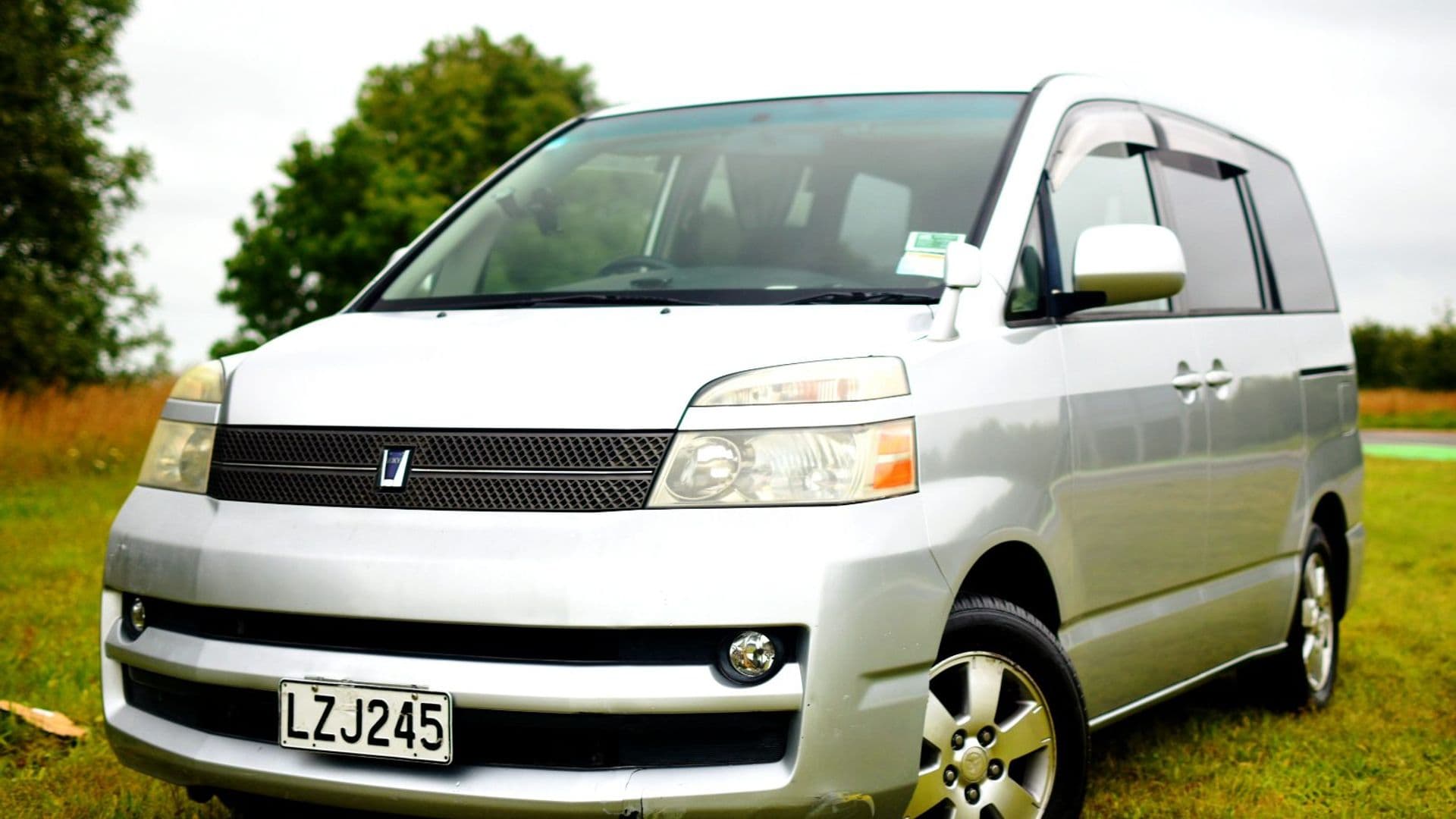 Toyota Voxy sleepervan Princess Voxy, front three-quarter view