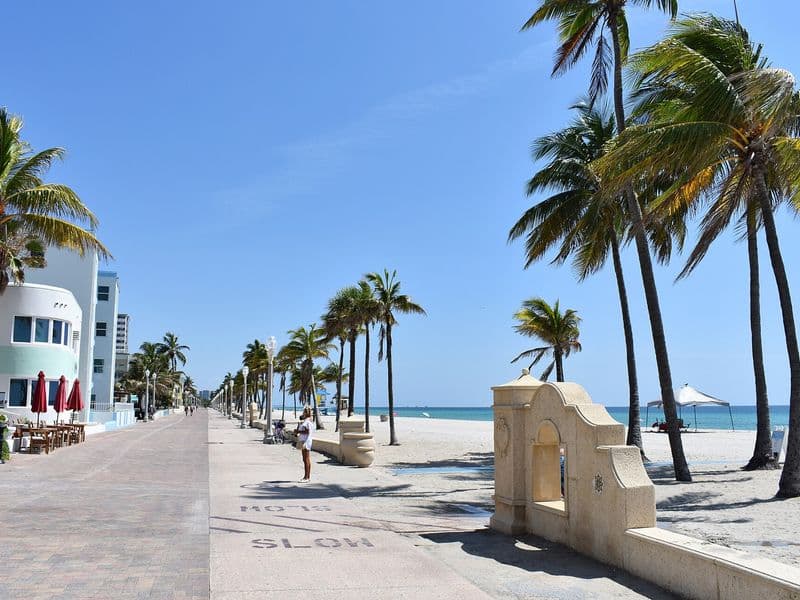 Šetnica Broadwalk uz plažu u Hollywoodu na Floridi