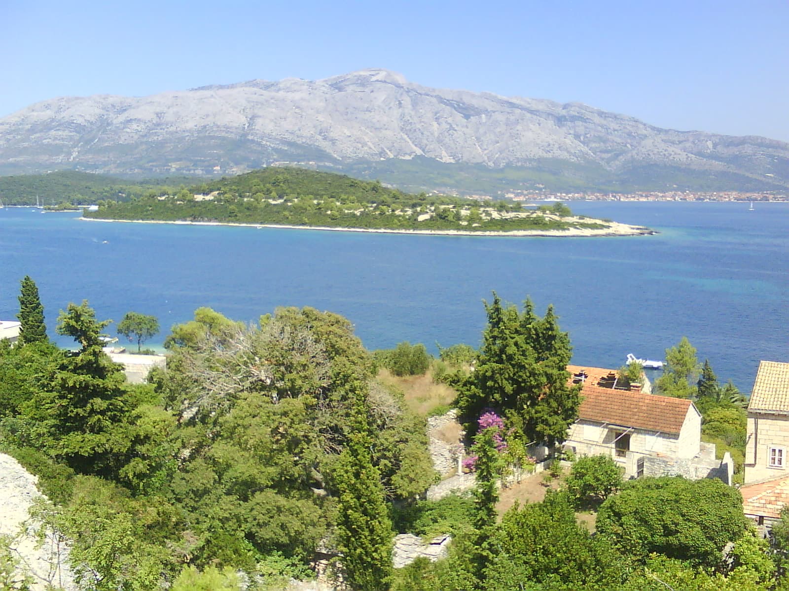 Tirkizni kanal između otočića Vrnik i Planjak