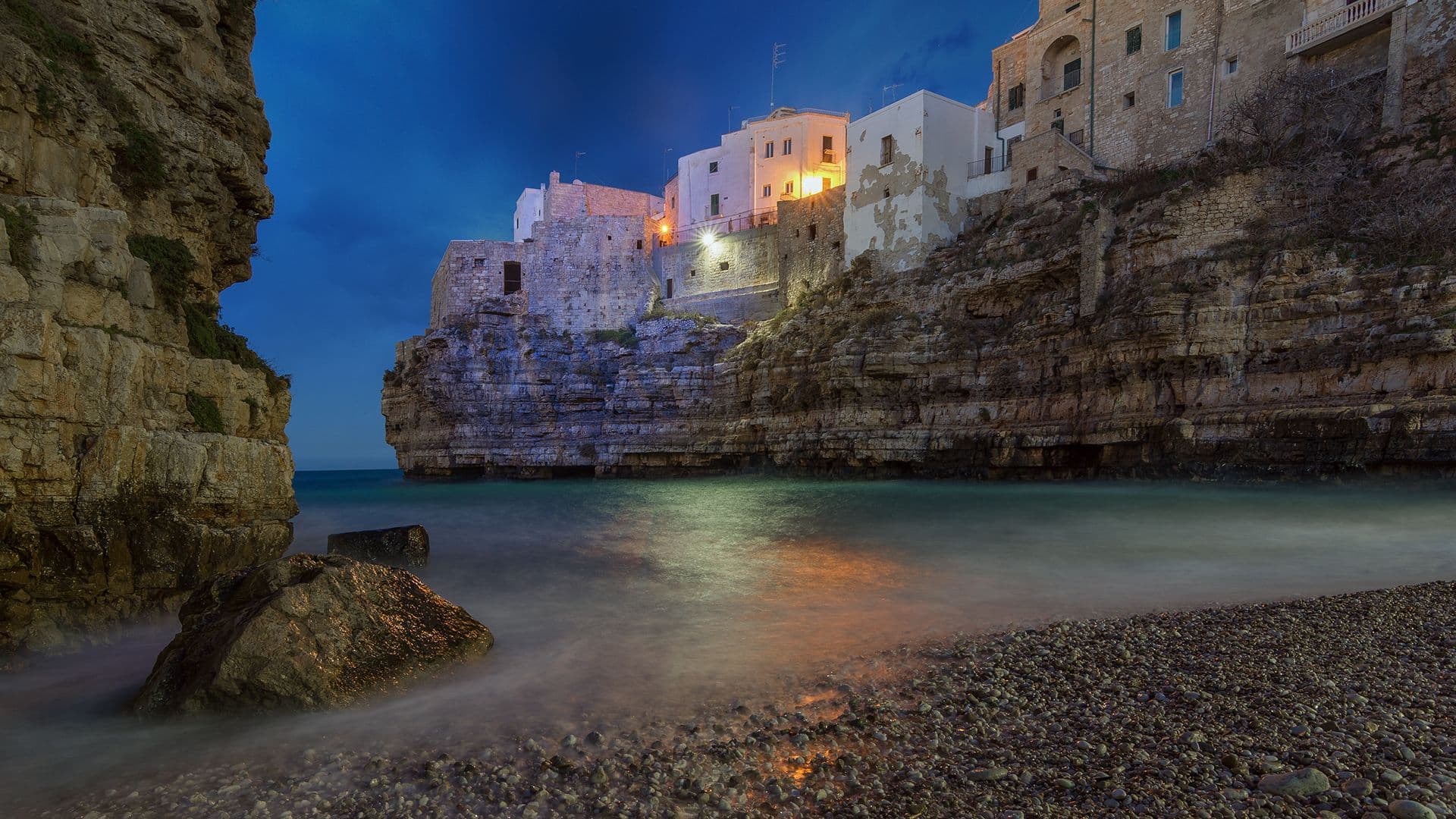 Lama Monachile cove between the cliffs of Polignano a Mare