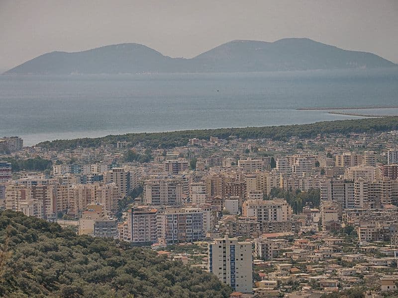 Pogled na Vlorë i otok Sazan u Vlorskom zaljevu